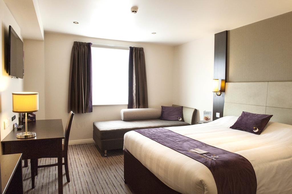 Premier Inn Glasgow East Kilbride - Peel Park Room photo