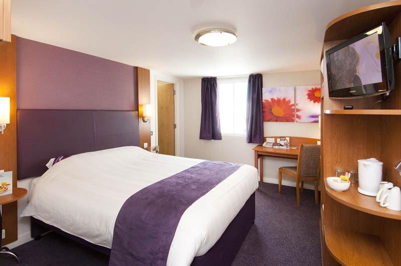 Premier Inn Glasgow East Kilbride - Peel Park Exterior photo