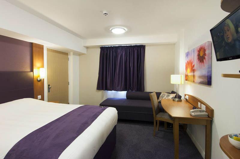 Premier Inn Glasgow East Kilbride - Peel Park Exterior photo